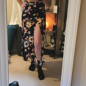 High waisted, side zipper, bold floral patterened, double slit skirt. Size med.